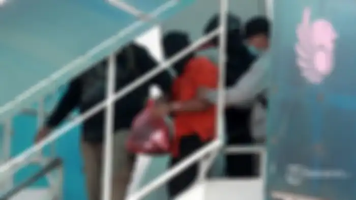 Anggota Densus 88 membawa terduga teroris dari Makassar setibanya di Bandara Soekarno-Hatta, Tangerang, Banten, Kamis (4/2/2021). Sebanyak 26 orang terduga teroris yaitu 19 orang dari Makassar dan 7 orang dari Gorontalo yang tergabung dalam Jamaah Ansharut Daulah (JAD) dibawa ke Jakarta untuk pemeri