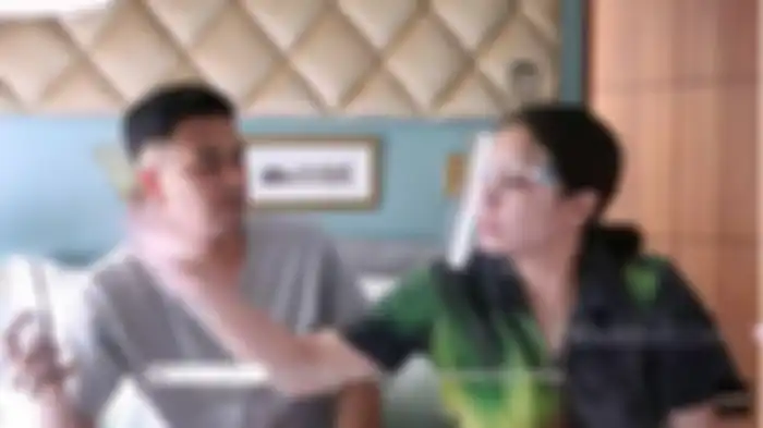 Nagita Slavina murka dan menampar tangan Raffi Ahmad yang tengah video call dengan wanita lain, Senin (29/3/2021). 