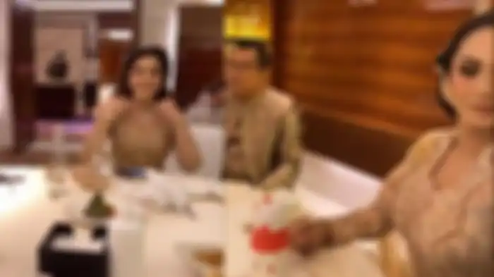 Anang dan KD duduk berdampingan di pernikahan Atta dan Aurel 