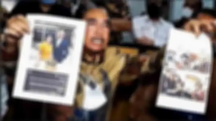 Hotma Sitompul saat menunjukkan foto Desiree Tarigan bersama seorang pria yang diduga selingkuhannua, Sunter Jakarta Utara, Selasa (6/4/2021).