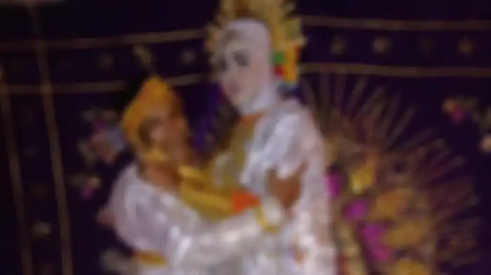 Bora dan Ira Fazilah, pasangan yang selisih 39 tahun yang menikah di Kabupaten Bone, Sulawesi Selatan (Sulsel), Rabu (7/4/2021)