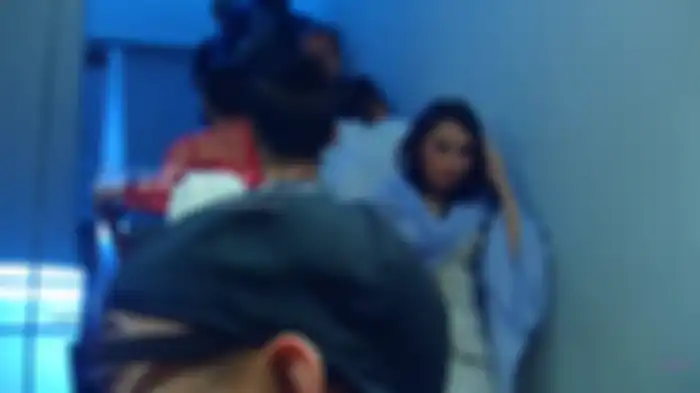 Ayu Ting Ting dan Nagita Slavina kepergok tak saling sapa saat berpapasan di tangga