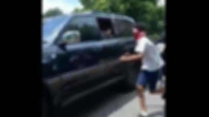 Anak SMP dari NTT ini tak gentar kejar mobil Jokowi demi berikan sepucuk surat cinta, ternyata ini isinya !