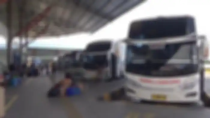 Kondisi di area keberangkatan Terminal Terpadu Pulo Gebang jelang larangan mudik pada 6-17 Mei 2021 berlaku di Jakarta Timur, Minggu (11/4/2021). 