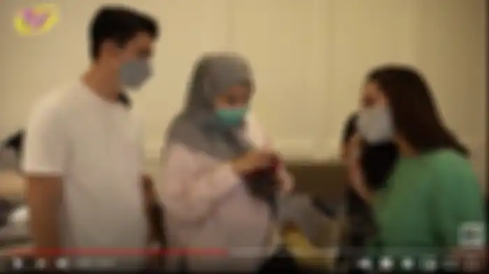 Zaskia Sungkar diberi hadiah oleh Nagita 
