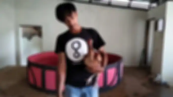 Firman, pemilik ayam yang ditawar Rp 130 juta di Desa Bayuning, Kecamatan Kadugede, Kuningan, Jawa Barat, Sabtu (10/4/2021). 