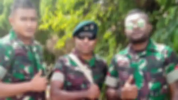 Lucky Matuan, tengah, mantan Prajurit TNI yang membelot jadi anggota KKB Papua. 