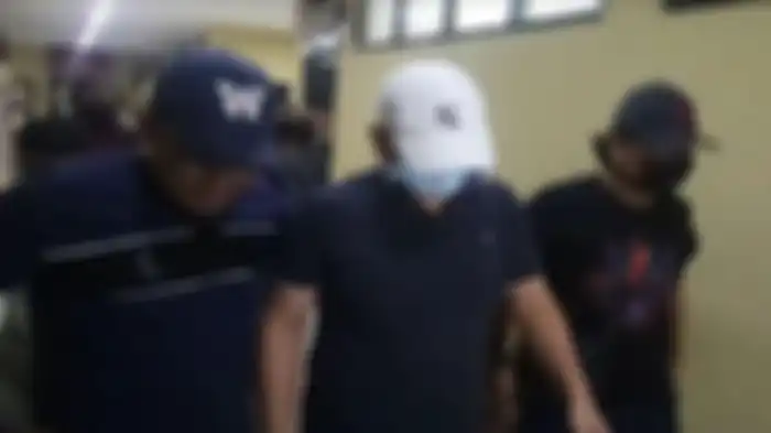 Pria berinisial JT (topi putih) yang menganiaya perawat RS Siloam berinisial CRS berhasil diamankan polisi, Jumat (16/4/2021) malam. 