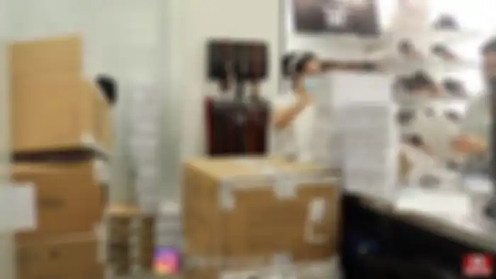 Gisela Cindy tampak melakukan cek barang pada toko tempat dia bekerja. 