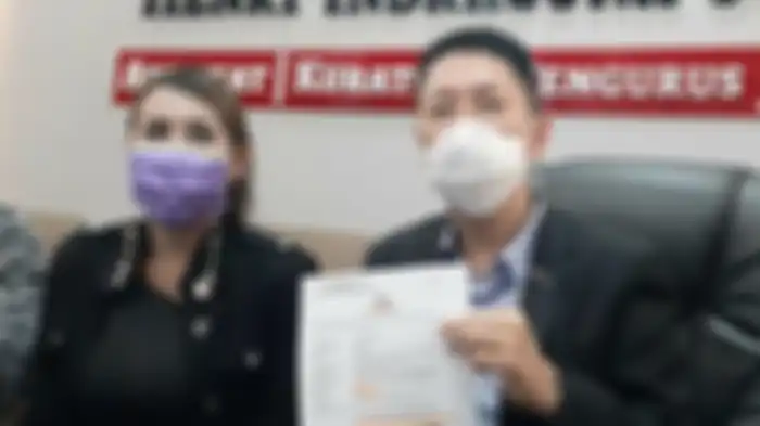 Henny Mona bersama kuasa hukumnya saat ditemui di kawasan Kebayoran Baru, Jakarta Selatan, Selasa (20/4/2021). 