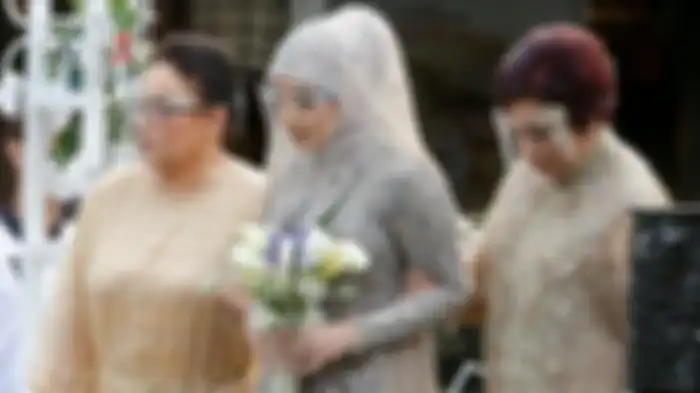 Nathalie Holscher, didampingi neneknya, yakni Hetty Elizabeth, saat melangsungkan akad nikah di Tsamara Resto, Jatisampurna, Bekasi, Jawa Barat, Minggu (15/11/2020) petang. Kini Nathalie Holscher resmi menjadi istri komedian Sule. 