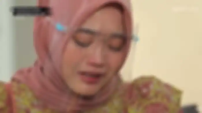 Putri Delina menangis saat membicarakan masalah keluarga dengan Mbak You