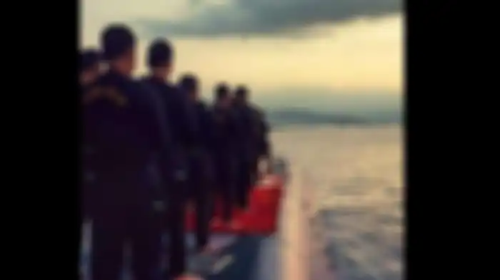 Foto yang diklaim awak Nanggala 402 saat sedang salat berjamaan di atas geladang kapal. Kapal selam tersebut kini sudah 3 hari hilang kontak, diduga karena black out. 
