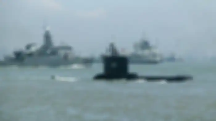 Foto tak bertanggal dari Militer Indonesia yang dirilis pada 21 April 2021 ini menunjukkan kapal selam kelas Cakra Indonesia KRI Nanggala 402 (C) berangkat dari pangkalan angkatan laut di Surabaya