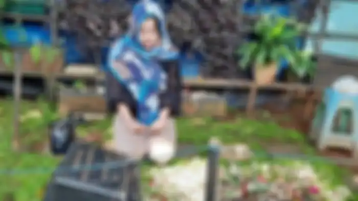 Nia Anggia adik Julia Perez, saat ziarah ke makam sang kakak di TPU Pondok Ranggon, Jakarta Timur, Senin (12/4/2021). 