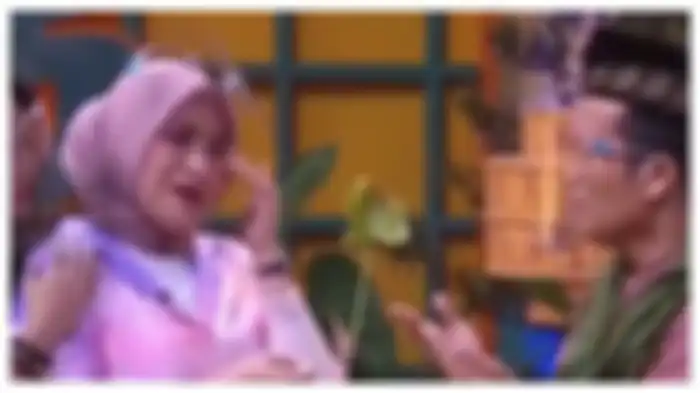 Nathalie Holacher saat ikut kajian Ustaz maulana