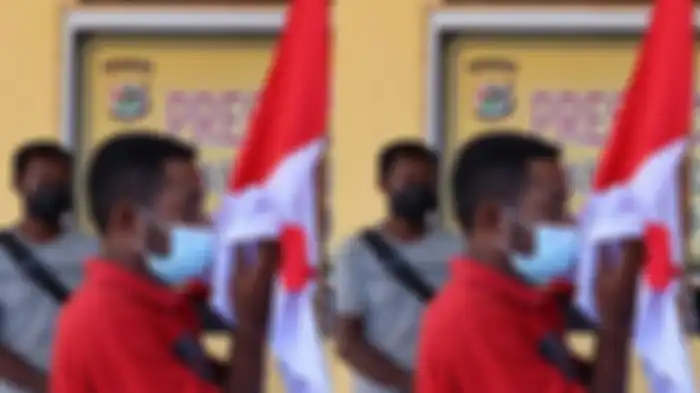 Salah satu anggota KKB saat menyerahkan senjata api rakitan kepada Kapolres Kepulauan Yapen AKBP Ferdyan Indra Fahmi, Senin (26/4/2021).