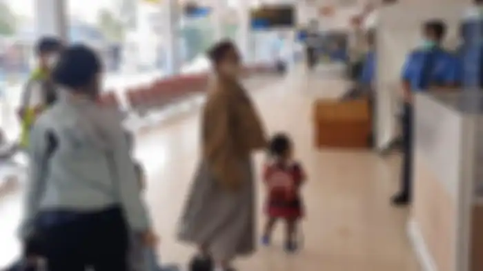 Susi Pudjiastuti dan cucu terlihat di Bandara Halim Perdanakusuma, Jakarta.