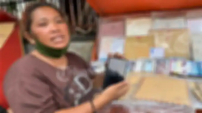 Sosok yang menemukan uang belasan juta rupiah Desi Natalia (42) saat berjualan amplop hingga prangko di kawasan Kantor Pos Solo, Jalan Jenderal Sudirman, Jumat (7/5/2021). 