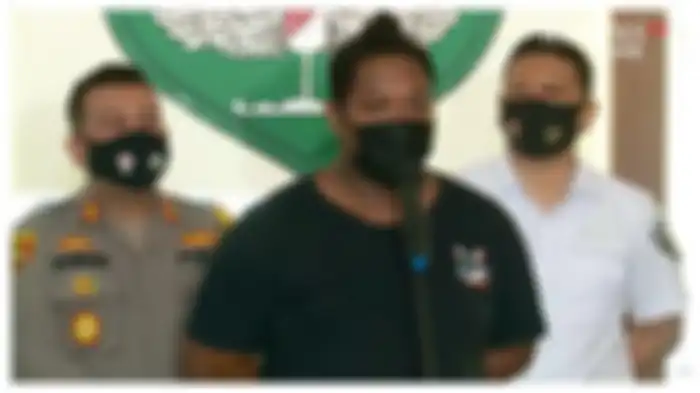 Foto tampang Hendry Lettemu, koordinator para debt collector menyampaikan permohonan maaf pada Serda Nurhadi.