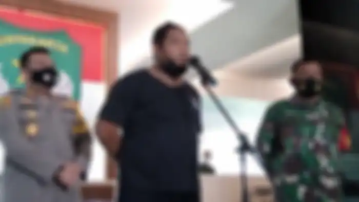 Koordinator debt collector yang mengadang Serda Nurhadi saat membantu warga yang sedang sakit, Hendry Liautumu, saat konferensi pers di Makodam Jaya Jakarta Timur pada Senin (10/5/2021). 