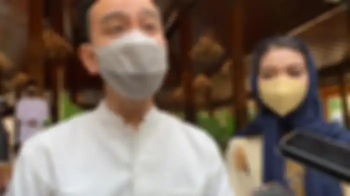 Wali Kota Solo Gibran Rakabuming dan istri, Selvi Ananda, saat sholat ied di Balai Kota Solo, Kamis (13/5/2021). 