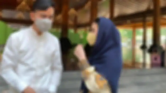 Wali Kota Solo Gibran Rakabuming dan Selvi Ananda, saat sholat Ied di Balai Kota Solo, Kamis (13/5/2021). 