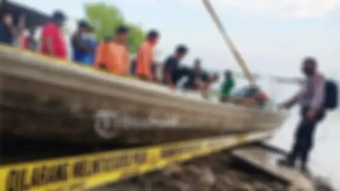 Ingin foto selfie dengan warung apung, perahu yang ditumpangi 20 wisatawan di Wadung Kedung Ombo di Boyolali terbalik pada Sabtu (15/5/2021).  Wisata lebaran berujung pilu. 