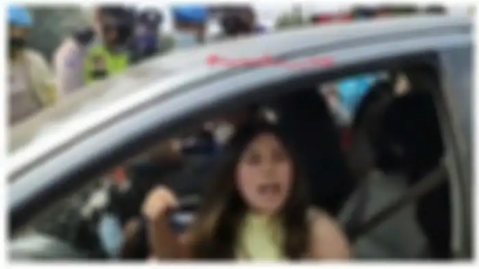 Wanita memarahi petugas di pos penyekatan simpang JLS, Ciwandan, Kota Cilegon. Wanita itu kesal karena kendaraannya diputarbalik dan tak terima ditegur tidak mengenakan maske