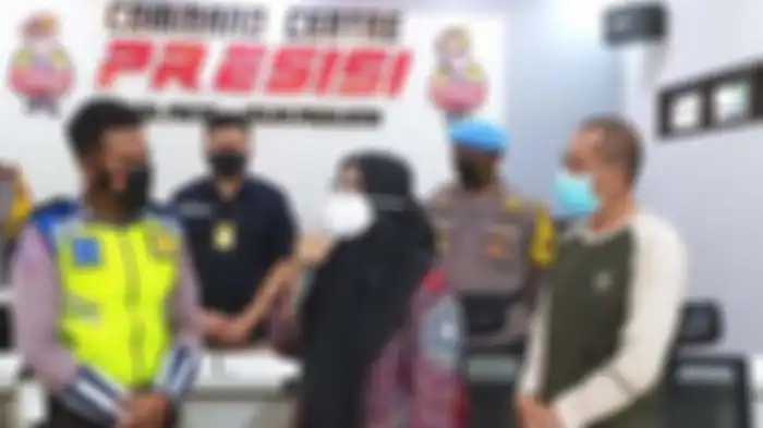 Pria dan wanita yang memaki-maki petugas di pos penyekatan Benda, Cicurug, Kabupaten Sukabumi, Jawa Barat meminta maaf, Minggu (16/5/2021).