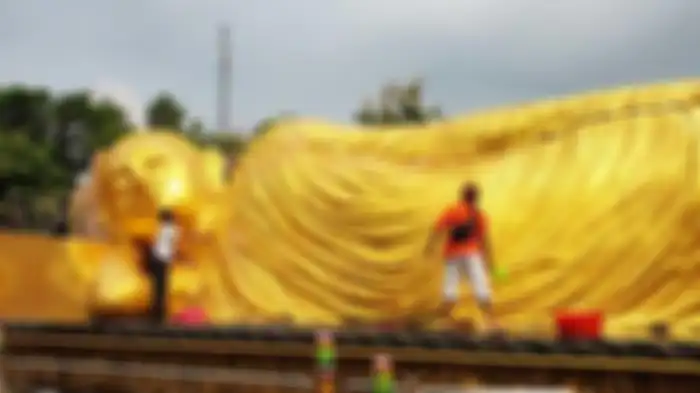 Sejumlah umat budhis bersama masyarakat gotong-royong membersihkan Rupang/Patung Budda Tidur di kawasan Maha Vihara Mojopahit, Desa Bejijong, Kecamatan Trowulan, Kabupaten Mojokerto, Jawa Timur, Minggu (23/5/2021).