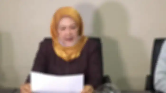Rosmawaty Ginting, wanita yang mengaku sebagai istri sah pertama Hotma Sitompul, saat menggelar jumpa pers di Jakarta, Selasa (25/5/2021). 