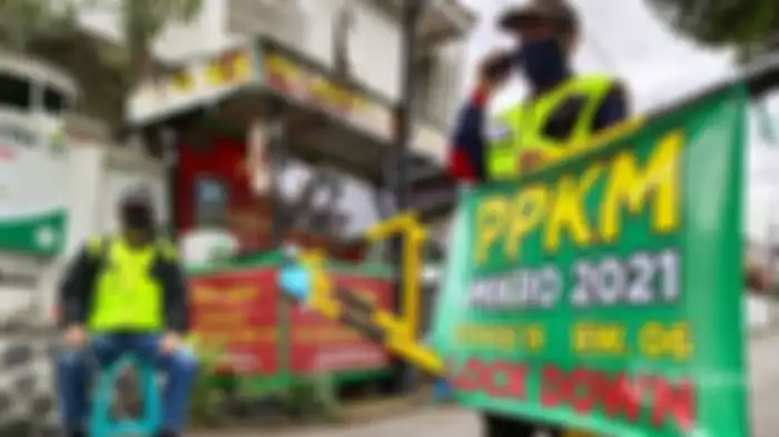 Petugas keamanan mencatat identitas pengendara yang masuk kawasan permukiman di RW 06, Jalan Sekelimus, Kelurahan Batununggal, Kecamatan Bandung Kidul, Kota Bandung, Jawa Barat, Kamis (18/2/2021). Indonesia kembali menerapkan PPKM Mikro 1-14 Juni.