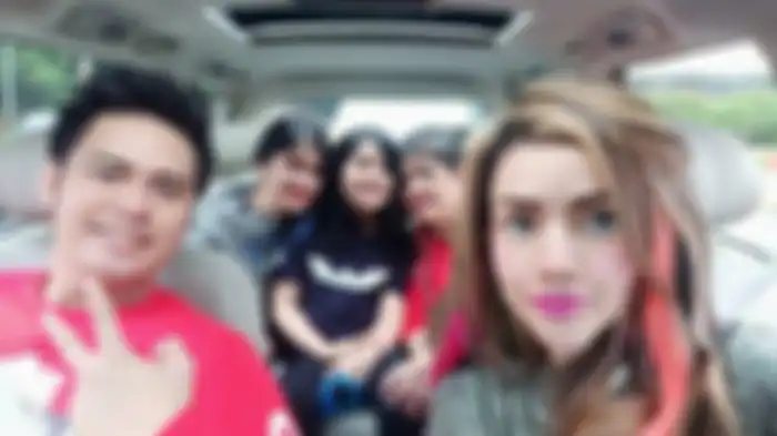Barbie Kumalasari bersama Galih Ginanjar, Keisha Aira Natania, sang ibu, dan keluarga 