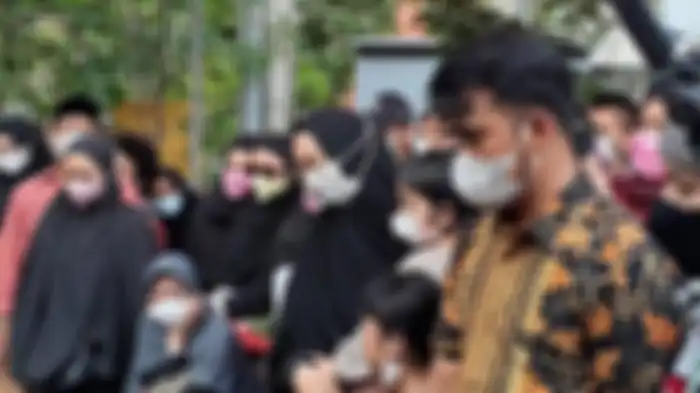 Oki Setiana Dewi saat pemakaman jenazah ayahnya, Jumat (4/5/2021). 