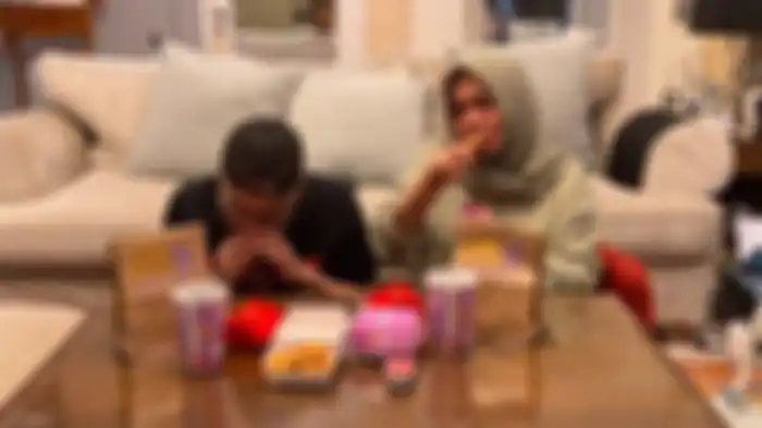 Ibunda Nagita Slavina, Mama Rieta, ikut mencicipi BTS Meal. 