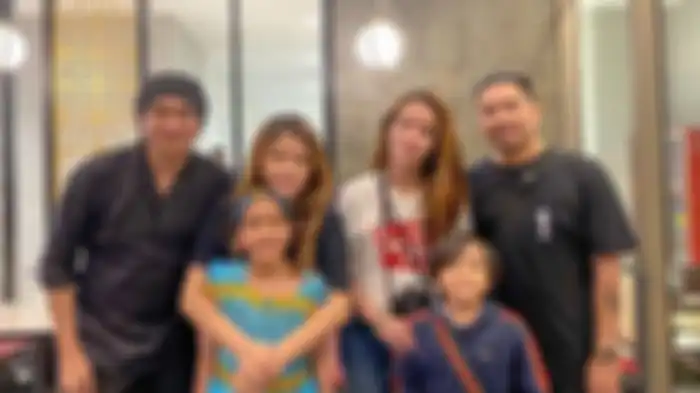 Penyanyi Anji juga sempat bikin gaduh dunia hiburan Tanah Air lantaran mengaku menghamili artis sinetron Sheila Marcia. Anji bersama istrinya berfoto bersama Sheila Marcia di Bali.