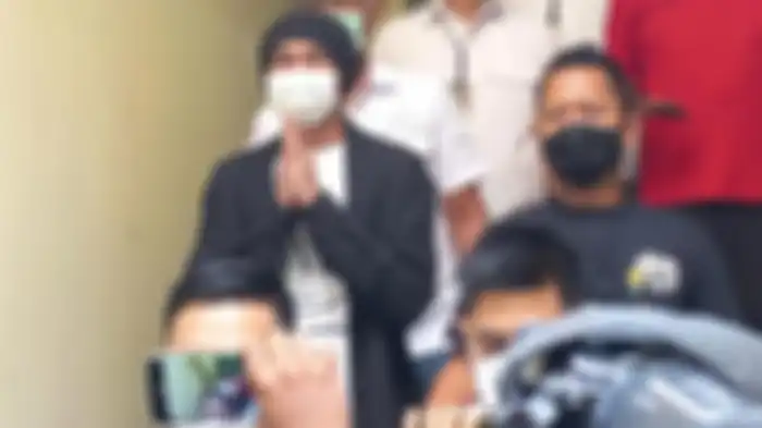 Anji meminta maaf saat ditemui awak media ketika menjalani pemeriksaan