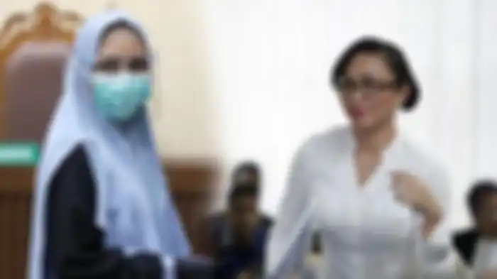 Hukuman jaksa Pinangki dipangkas. Bagaimana dengan Angelina Sondakh?