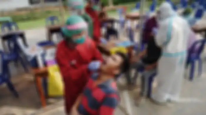 Satgas Covid-19 saat melakukan tracing dengan swab PCR kepada warga sekitar Taman Pintar, Kayu Putih, Jakarta Timur, Selasa (8/6/2021).