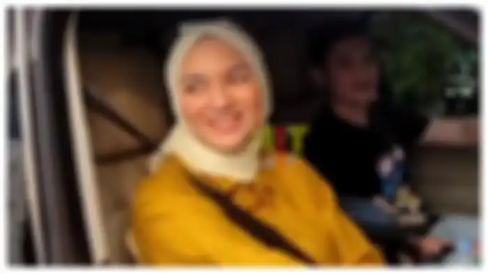Citra Kirana dan Rezky Aditya tersenyum ramah ke awak media