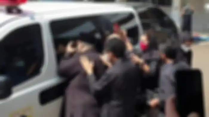 Mobil ambulans membawa jenazah Rachmawati Soekarnoputri menuju ke peristirahatan terakhir di TPU Karet Bivak, Tanah Abang, Jakarta Pusat, Sabtu (3/8/2021)