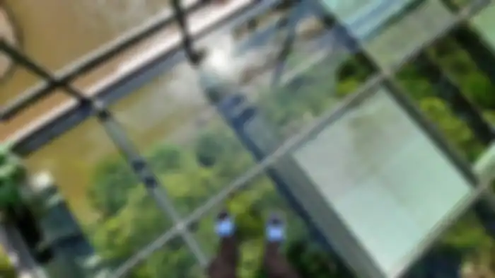 Karena sifatnya yang transparan, kaca dapat tampilkan keindahan taman di bawah balkon. 