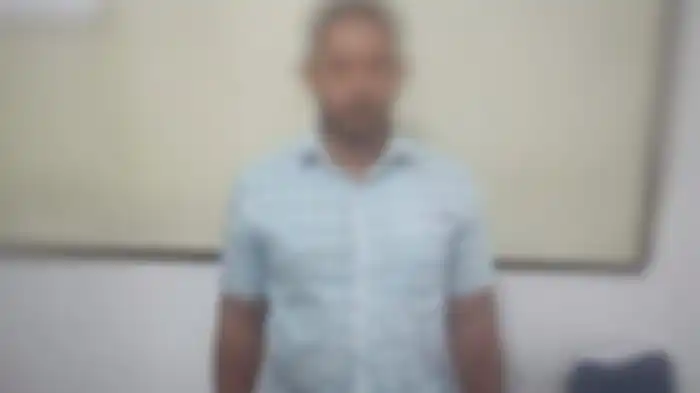 AC (37), pria yang diduga melakukan begal payudara seorang mahasiswi ditangkap polisi di rumahnya, Rabu (7/7/2021). 