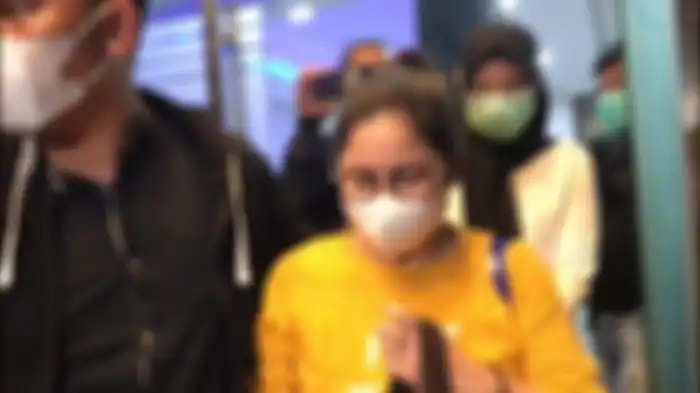 Dokter Lois Owien keluar dari ruang penyidik Ditreskrimsus Polda Metro Jaya, Senin (12/7/2021). Sebelumnya, dr Lois menyebut autoimun Ashanty bisa sembuh total.