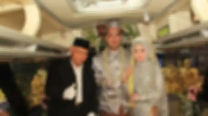 Pasangan yang melangsungkan pernikahan di dalam bus