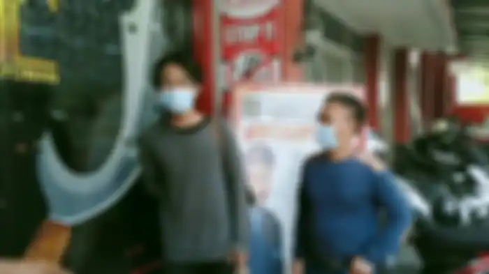 Asep Lutpi Suparman (23) (kiri), didampingi ayah kandungnya, Agus Suparman (56), saat menunggu masuk Lapas Kelas II B Tasikmalaya, Kamis (15/7/2021).