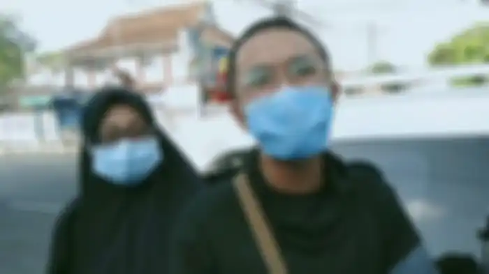 Asep Lutpi Suparman (23) bersama ibu kandungnya, Devianti (47) setelah keluar dari Lapas Kelas II B Tasikmalaya, Minggu (18/7/2021). 