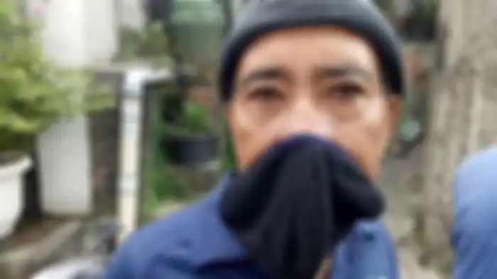 Holan (58) pria yang tinggal di kawasan Jalan Pangeran Antasari, menjadi satu di antara masyarakat yang ikut mengantre untuk mendapat hewan kurban dari Masjid Al-I’tishom, Cilandak, Jakarta Selatan, Selasa (20/7/2021). 