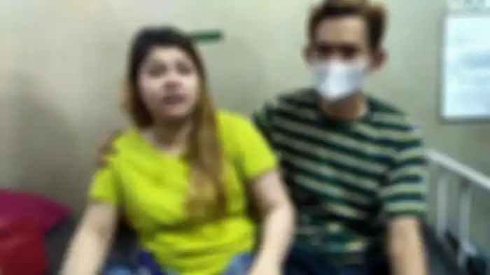 Riana (baju kuning) korban diduga penganiayaan oleh oknum Satpol PP Gowa saat operasi PPKM mikro 